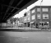 857146 Gezicht in de Dijkstraat te Utrecht, vanonder het spoorviaduct over de Amsterdamsestraatweg, met rechts het ...